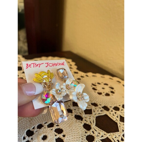 🐝 NEW Betsey Johnson Mismatched Bee Flower Earrings - Picture 2 of 3